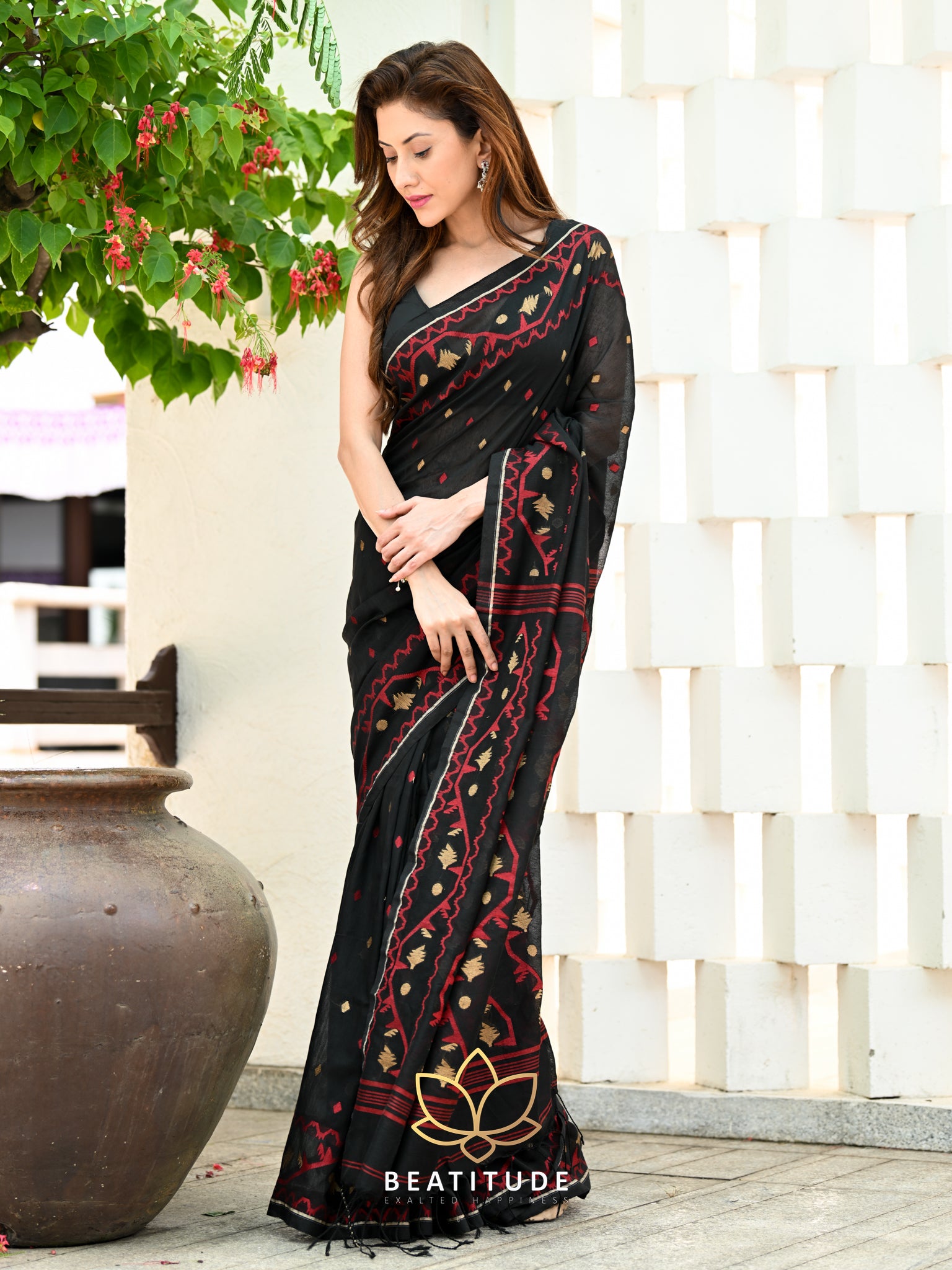 Woven Soft Dhakai Jamdani Saree Cotton Silk Color Black at Rs 729.00 | Jamdani  Sarees | ID: 2853143970448