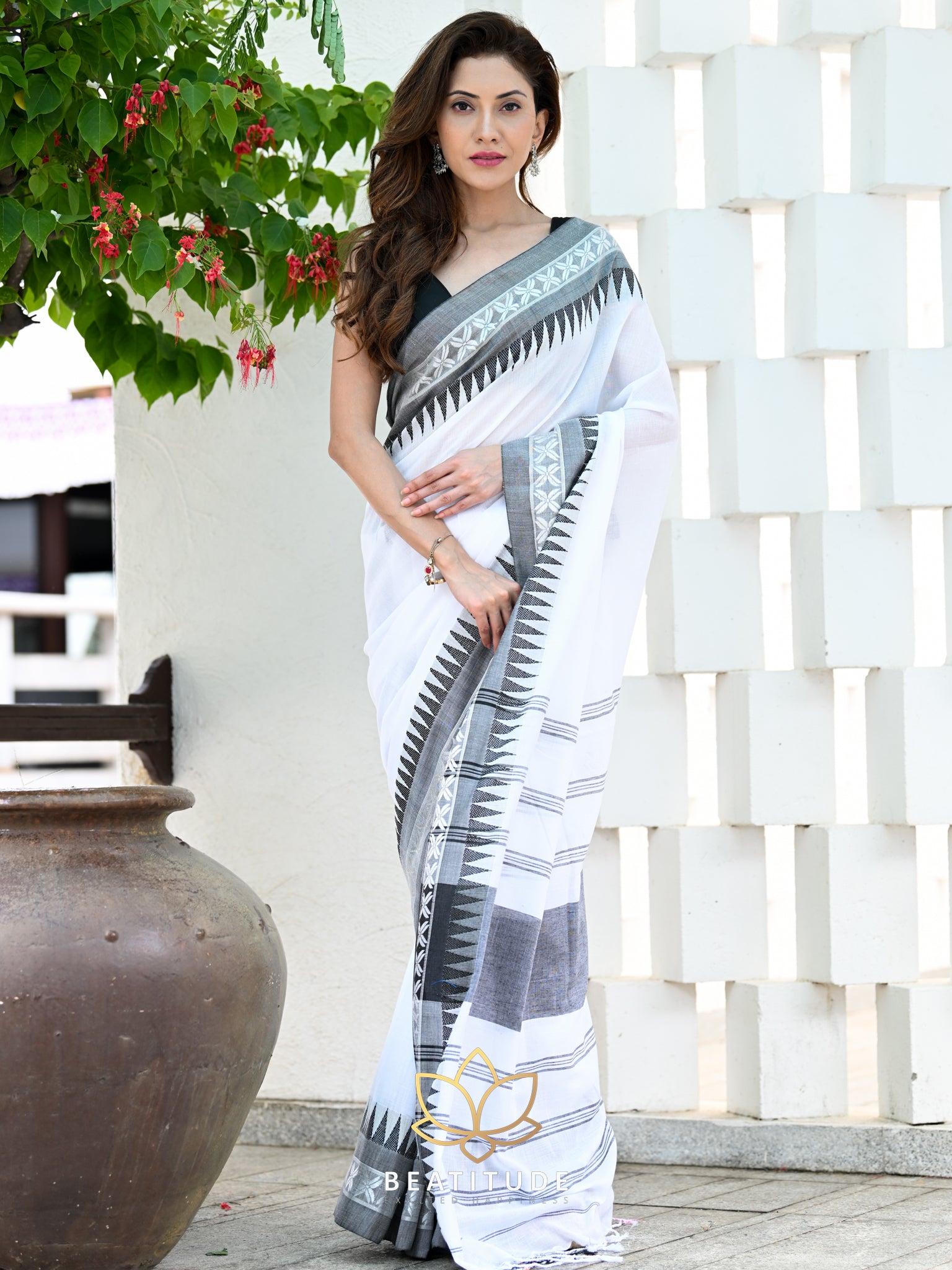 Buy White Colour Handwoven Bengal Handloom Cotton Saree (Without Blouse)  17005 | www.maanacreation.com