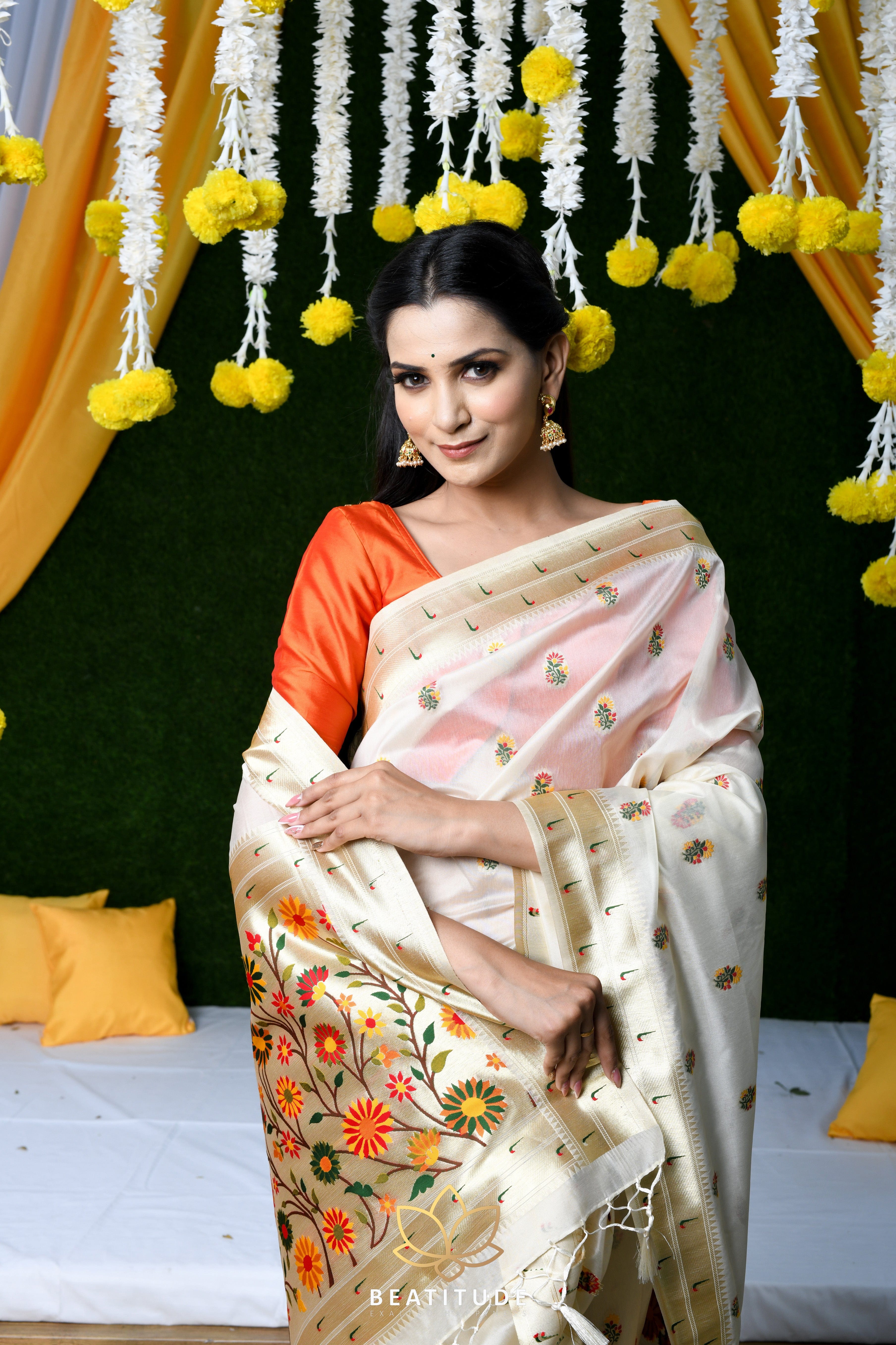 Buy the amazing Lace White Paithani Saree online-Karagiri