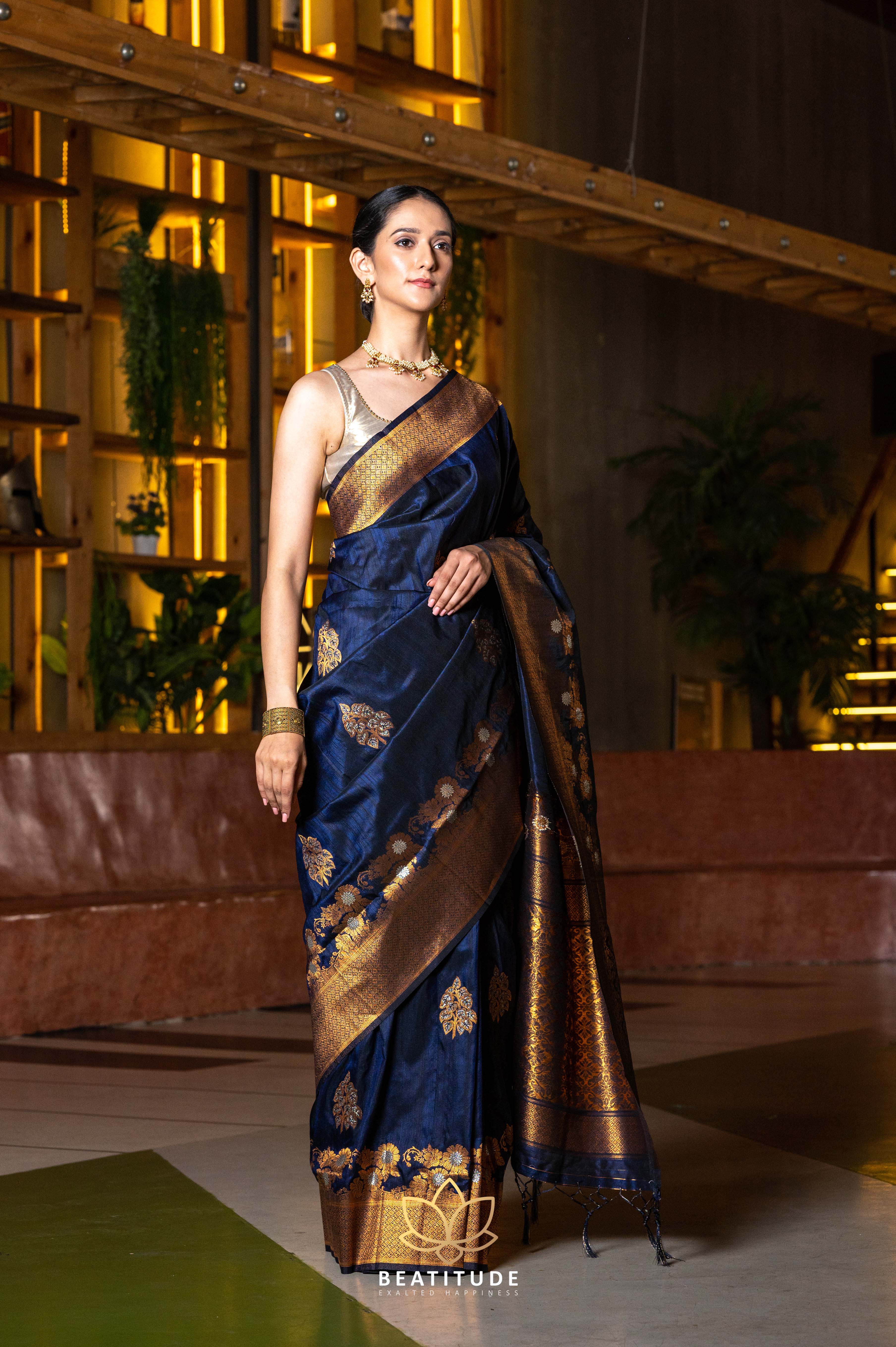 Handloom desi tussar silk saree in blue in self stripes